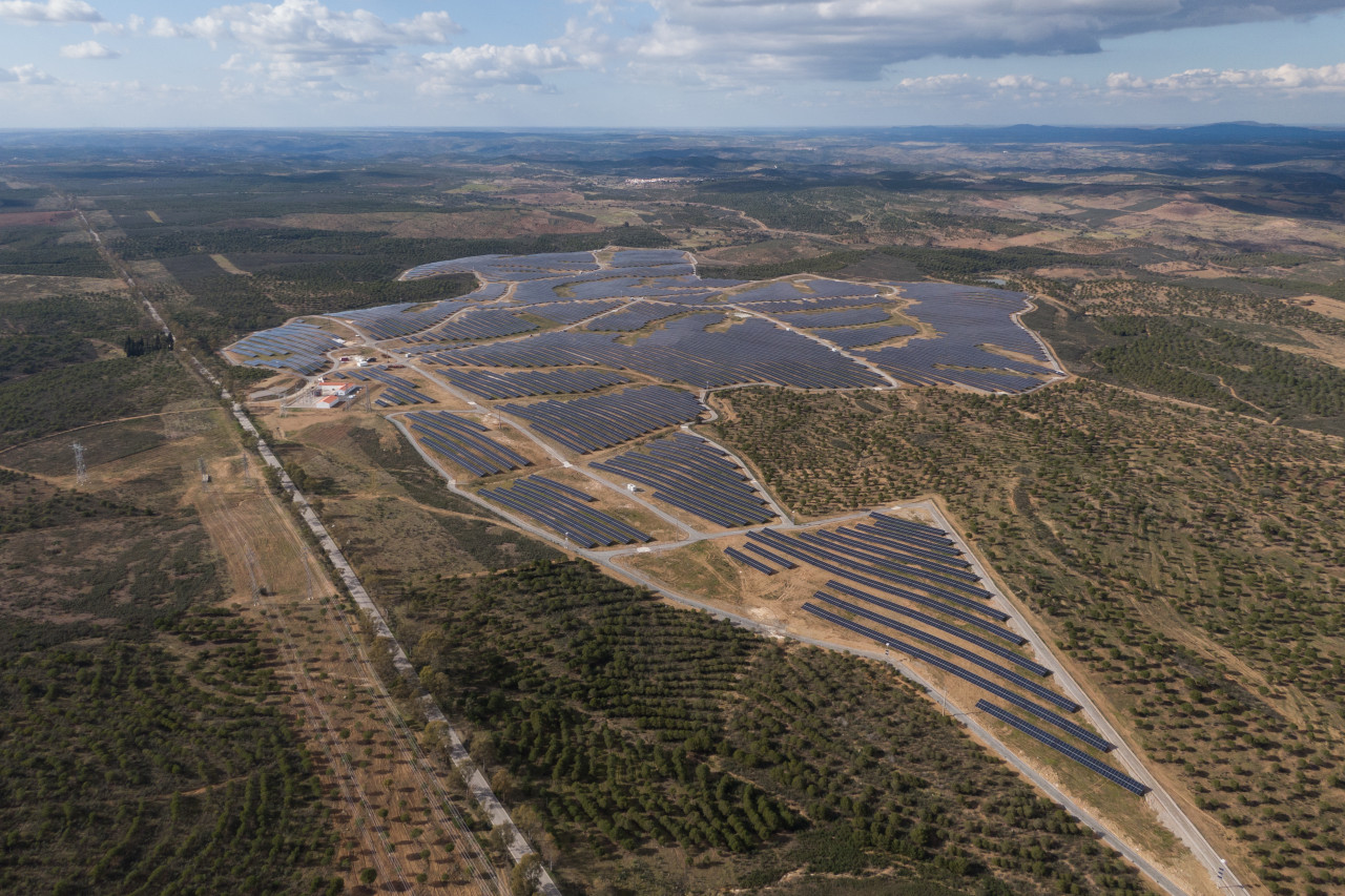 Image of Galp’s solar power plant with a rendering of Powin’s new battery installation.