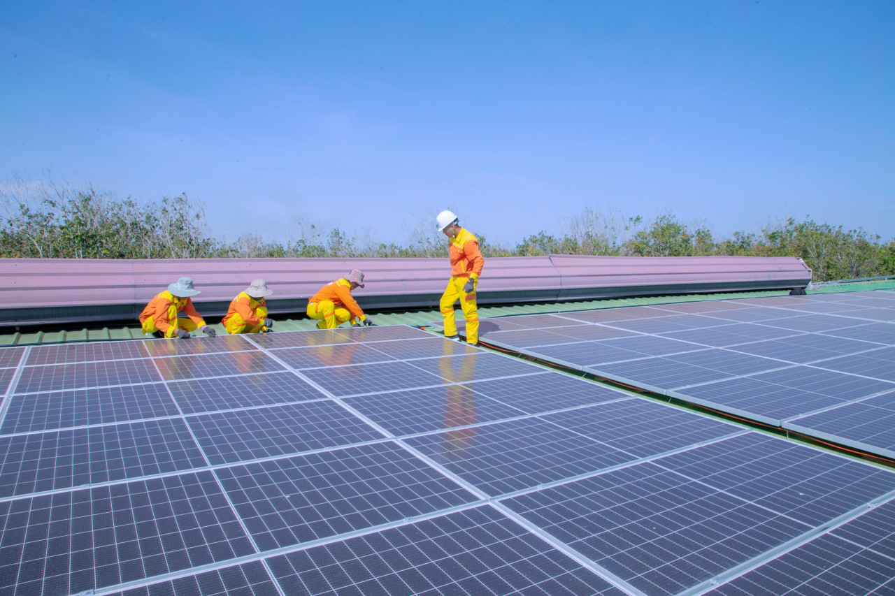 US offers $475 million for five clean power projects on mining lands